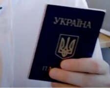Паспорт України. Фото: скриншот Youtube