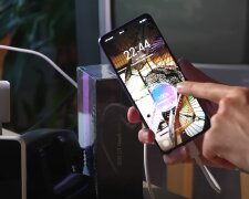 Заряджання смартфона. Фото: скрін youtube