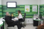 Клієнти і працівниця ПриватБанку