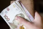Человек с деньгами в руках
