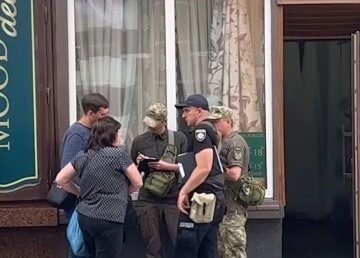 Вручення повістки, скріншот із відео