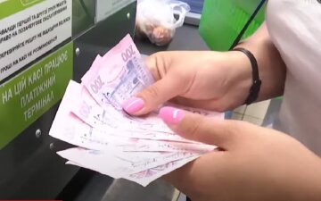 Виплати. Фото: скрін youtube